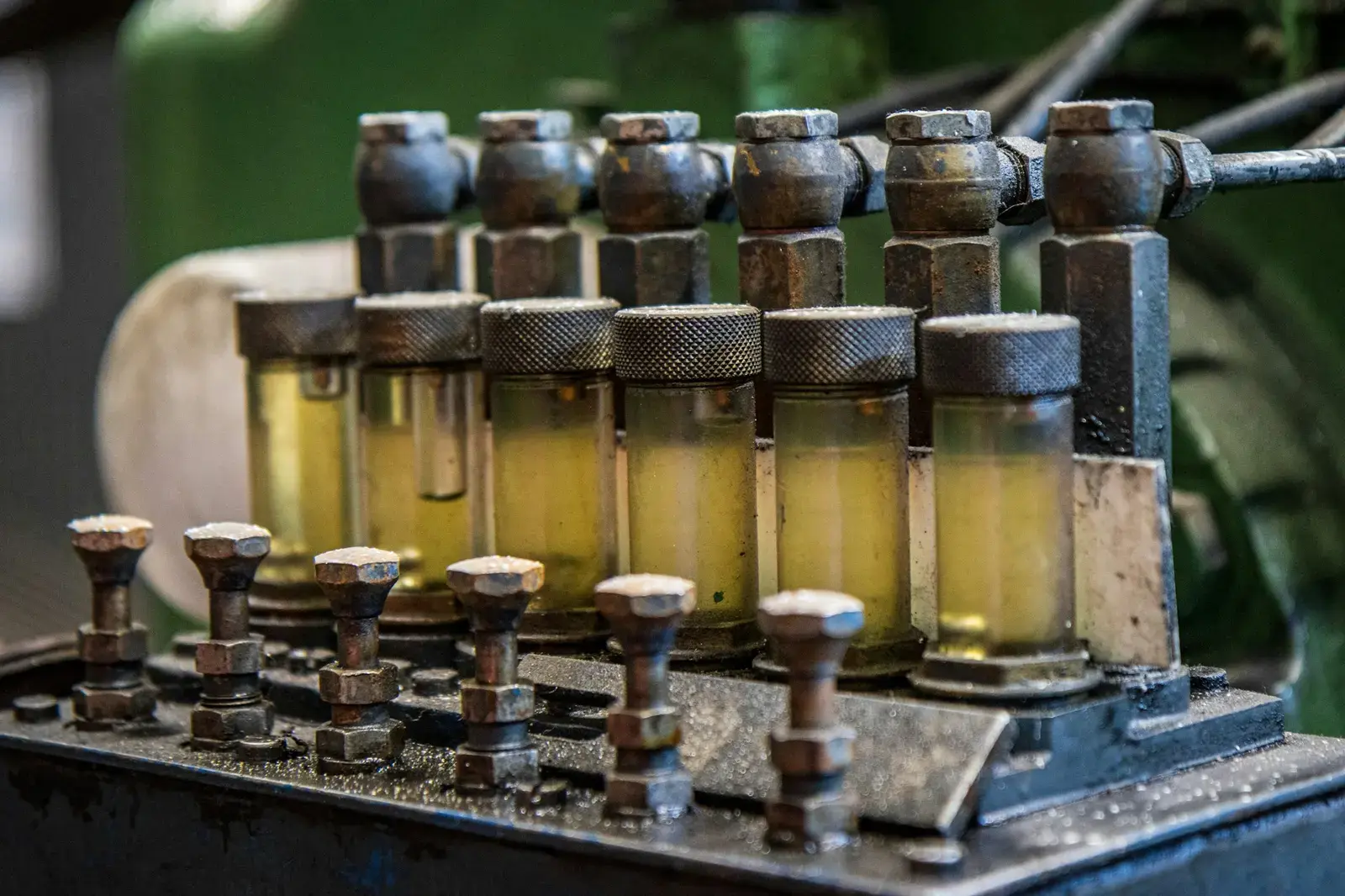 Engrasadores con lubricante montados sobre maquinaria industrial