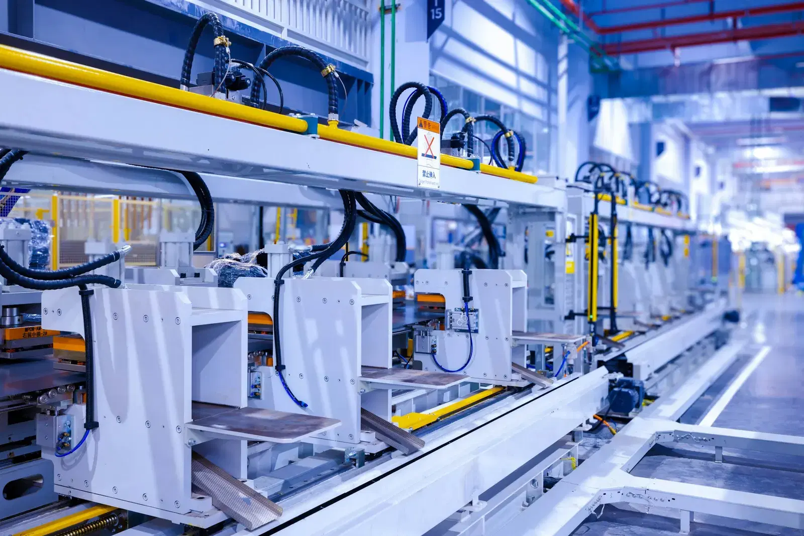 Línea de producción automatizada en una planta industrial