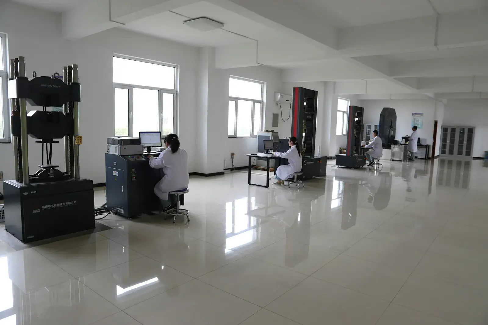 Laboratorio de ensayos con equipos de control de calidad